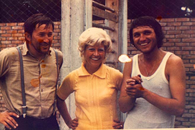 Taras Pačok a Vincent Dubeň s Olgou Horskou, 1975